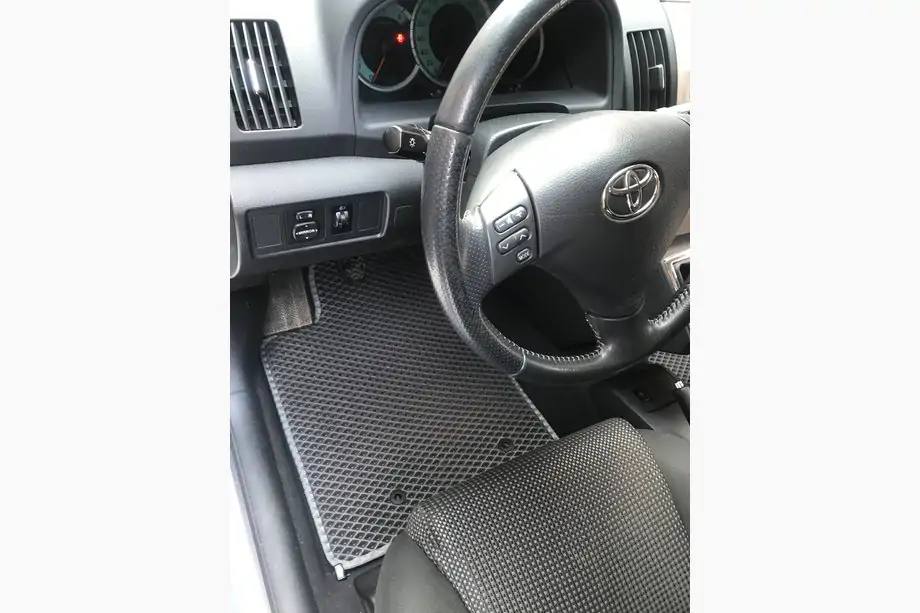 Toyota Corolla Verso 2004-2009 гг. Коврики EVA (черные)