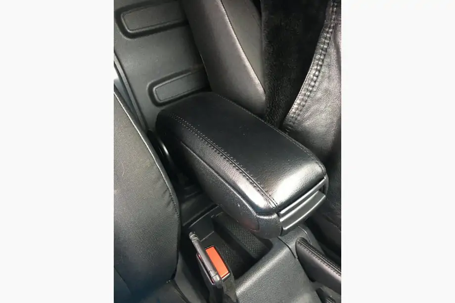 Volkswagen Caddy 2010-2015 гг. Подлокотник V1 (в подстаканник) Черный