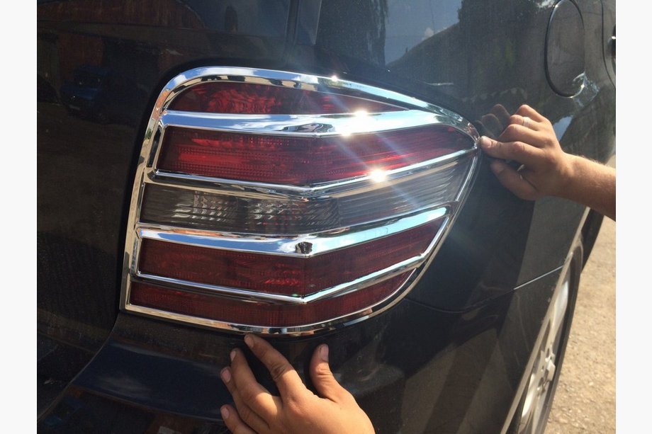 Mercedes ML W164 2005-2011 гг. Хромированные Накладки на Задние Фонари (2 шт, пластик) Image