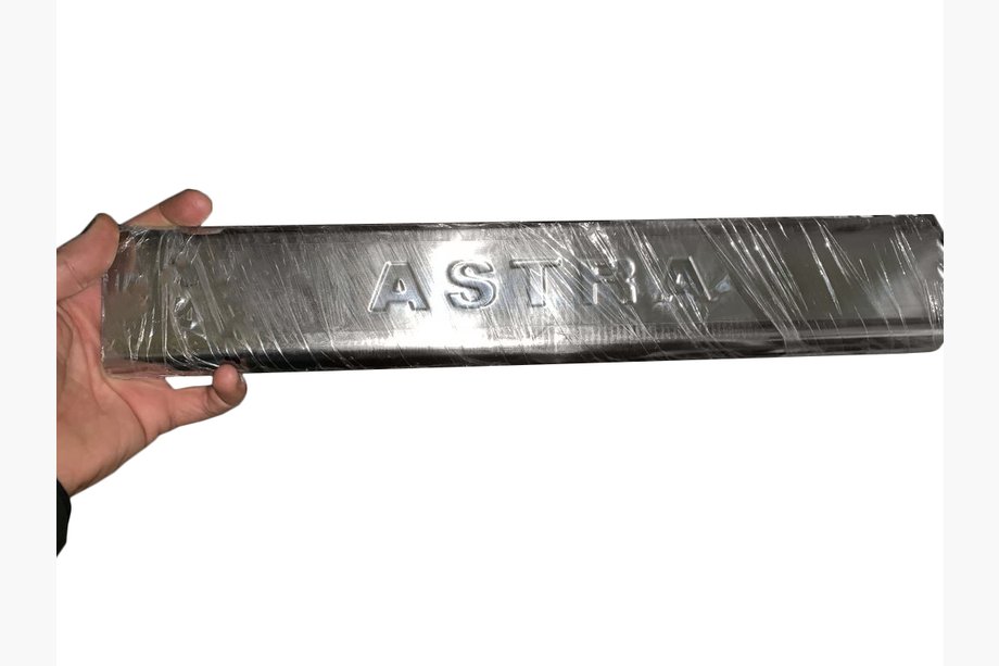 Opel Astra J 2009-2015 гг. Распродажа! Погнутые накладки на пороги (4 шт) Image