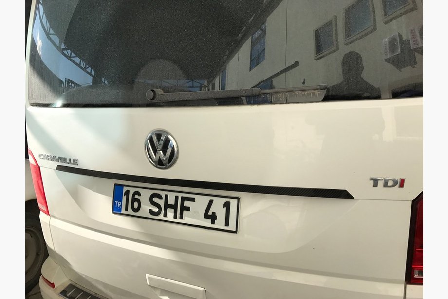 Volkswagen T6 2015-2024 гг. Накладка над номером (карбон) Image