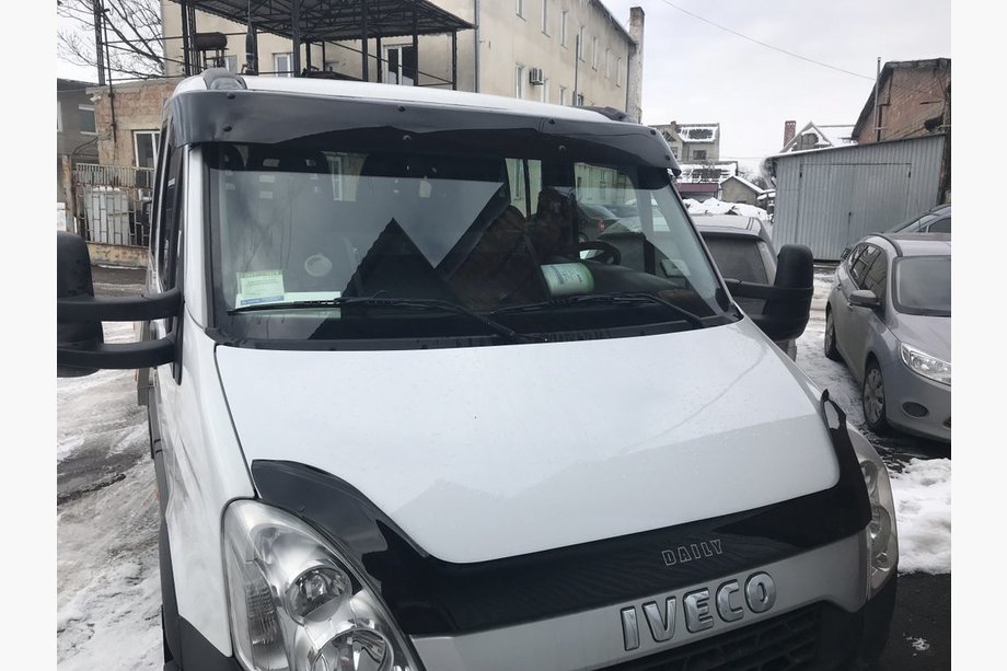 Iveco Daily 2006-2014 гг. Козырек на лобовое стекло V1 (черный глянец, 5мм) Image
