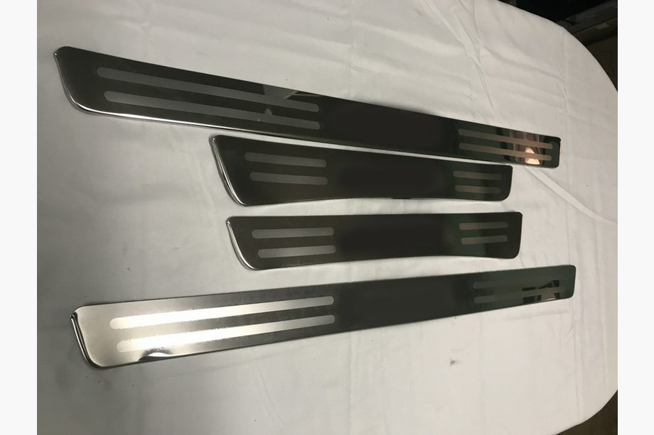 Toyota Land Cruiser 100 1998-2007 гг. Накладки на пороги Libao (4 шт, нержавейка) Image