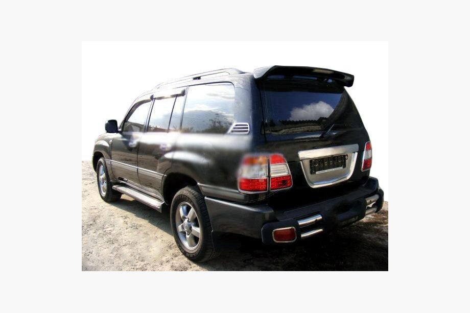 Toyota Land Cruiser 100 1998-2007 гг. Задняя хромированная накладка вокруг номерного знака (пластик) Image