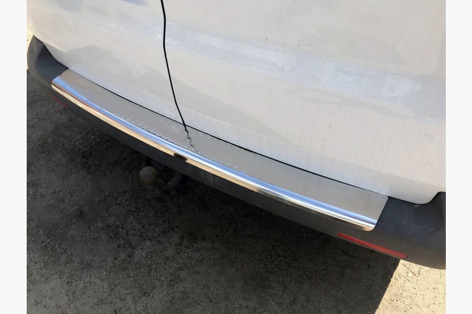 Volkswagen T5 Caravelle 2004-2010 гг. Накладка на задний бампер с загибом (Carmos V1, нержавеющая сталь) Image