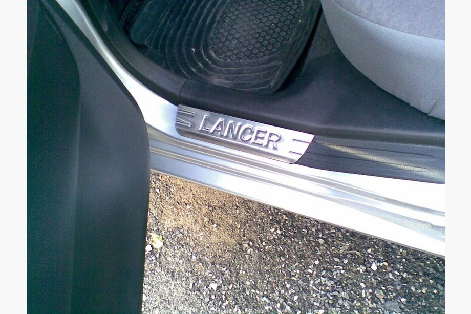 Mitsubishi Lancer 9 2004-2008 гг. Накладки на пороги OmsaLine (4 шт, нержавейка) Фото 3
