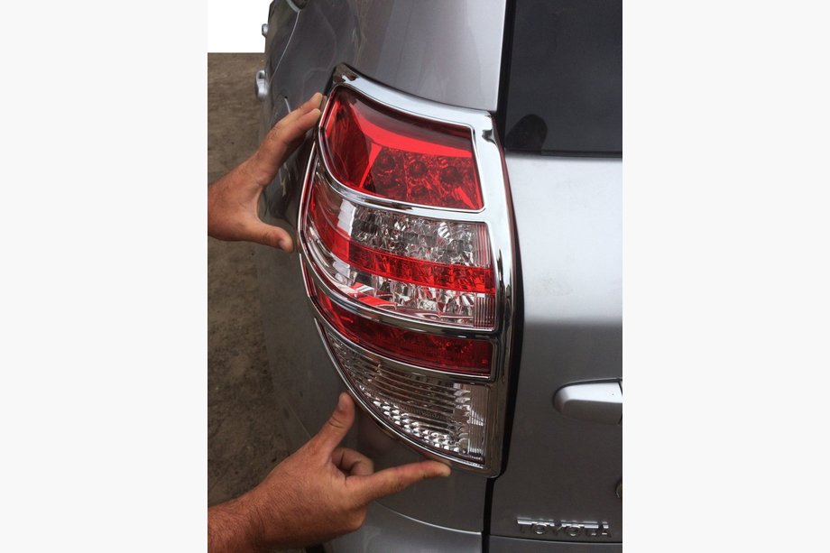 Toyota Rav 4 2006-2013 гг. Хромированные Накладки на Задние Фонари 2009-2012 (2 шт., пластик) Image
