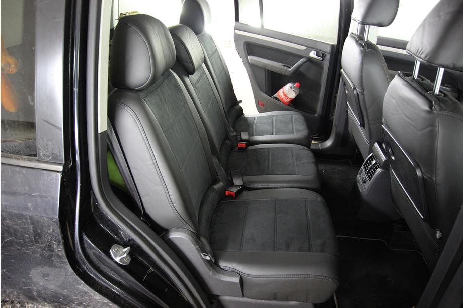Volkswagen Touran 2003-2010 гг. Авточехлы экокожа+ткань+алькантара Antara A001 (полный салон) Image