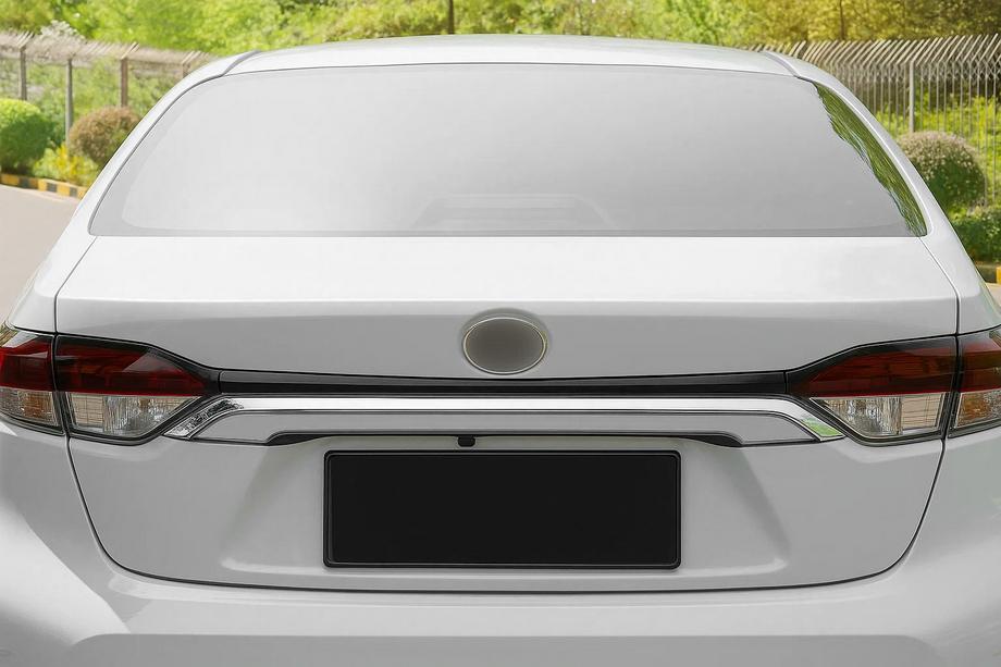 Toyota Corolla 2019- гг. Хромированная накладка над номером (нержавейка) Image