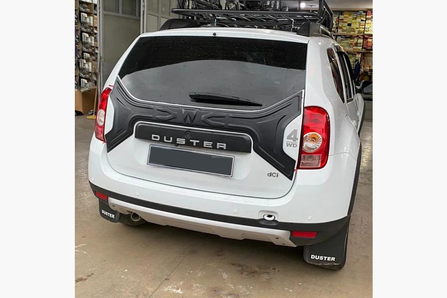 Dacia Duster 2008-2018 гг. Пластиковая накладка на крышку багажника Фото 1