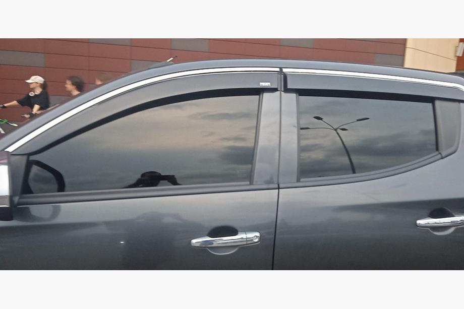 Mitsubishi L200 2015-2024 гг. Ветровики с хромированным молдингом (4 шт, Niken) Image