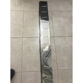 РАСПРОДАЖА! Накладка на задний бампер (Carmos, нержавеющая сталь) v2 Renault Trafic 2001-2015 гг. фото 2