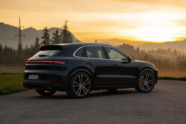 Обзор обновленного спортивного кроссовера Porsche Cayenne фото 4