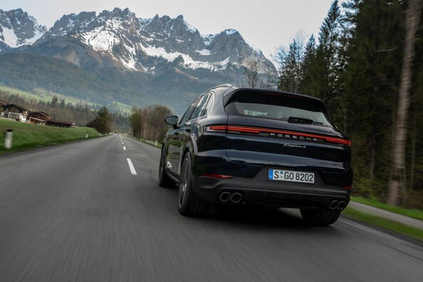 Обзор обновленного спортивного кроссовера Porsche Cayenne фото 2