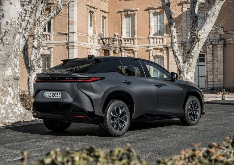 Электрический кросс Lexus RZ получил более доступную версию — 300e