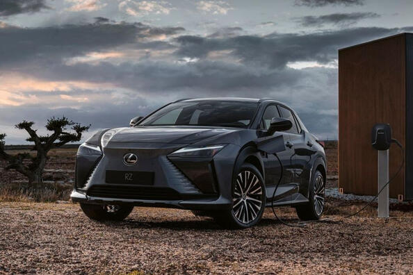 Электрический кросс Lexus RZ получил более доступную версию — 300e фото 3