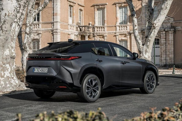 Электрический кросс Lexus RZ получил более доступную версию — 300e фото 5