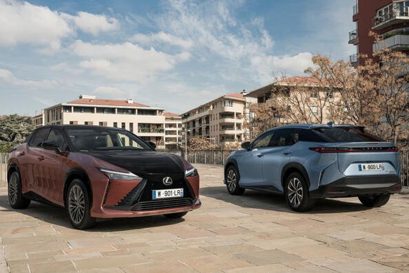 Электрический кросс Lexus RZ получил более доступную версию — 300e фото 2