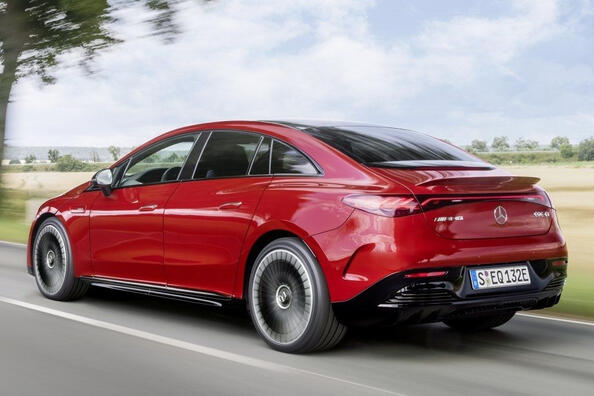 Обзор электрического седана Mercedes-Benz EQE (V295) фото 4
