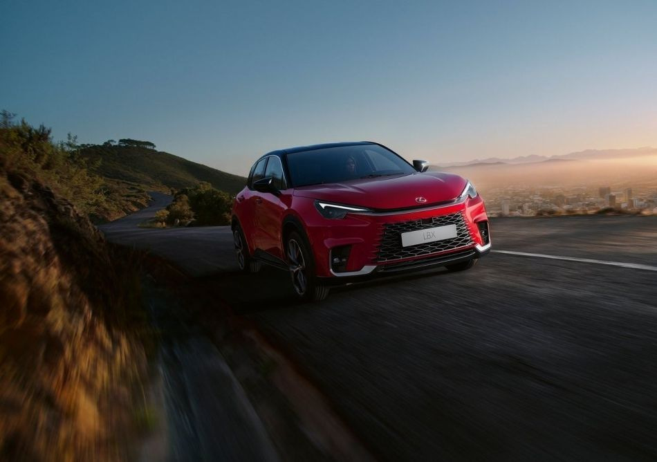 Обзор компактного премиального кроссовера Lexus LBX