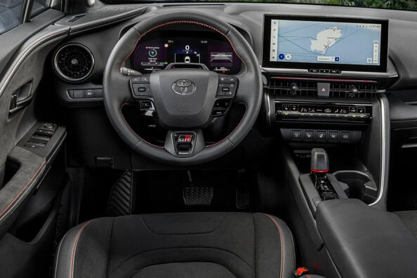 Обзор компактного кроссовера Toyota C-HR второго поколения фото 5