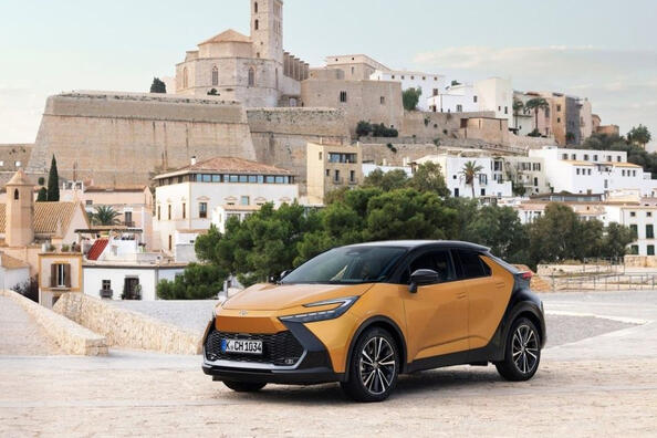 Обзор компактного кроссовера Toyota C-HR второго поколения