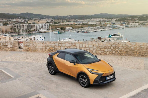 Обзор компактного кроссовера Toyota C-HR второго поколения фото 2