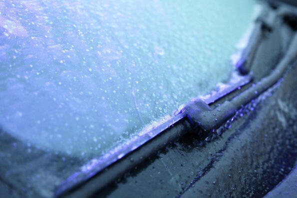 Как предотвратить примерзание дворников к стеклу авто?