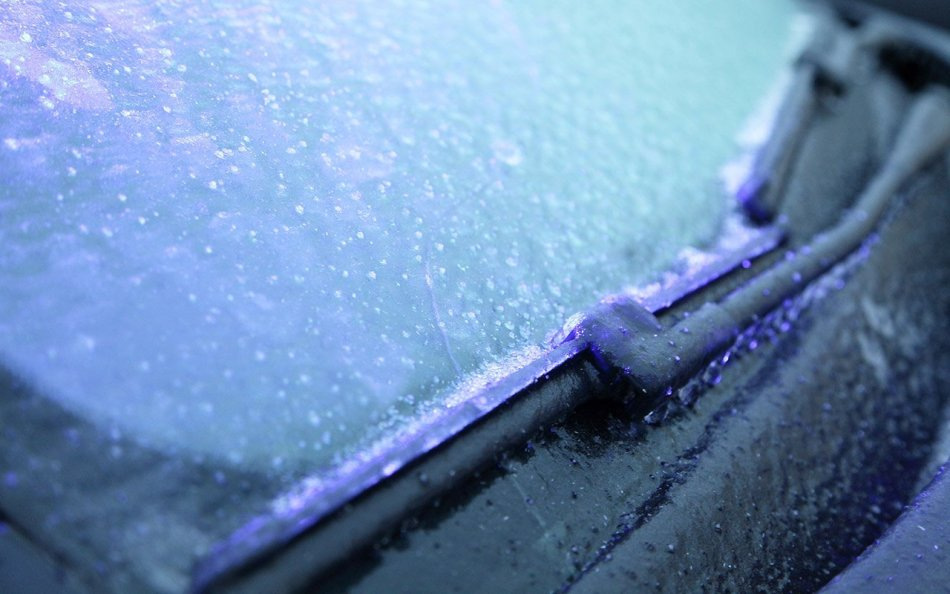 Как предотвратить примерзание дворников к стеклу авто?