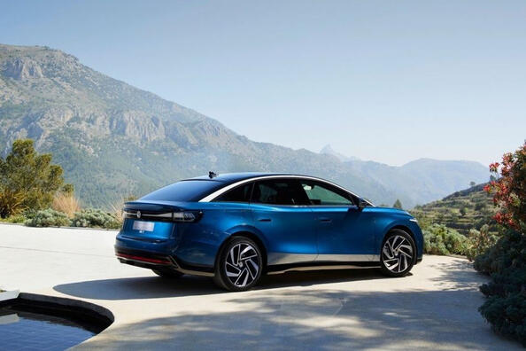 Обзор электрического заднеприводного лифтбека Volkswagen ID.7 фото 2