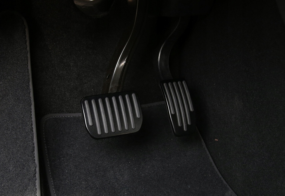 Зачем требуются накладки на педали автомобиля?