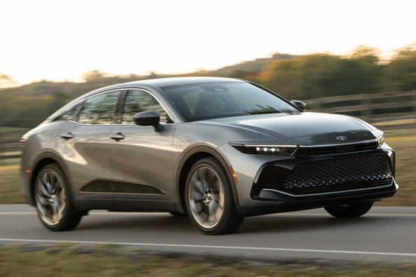 Обзор кроссоверного седана Toyota Crown