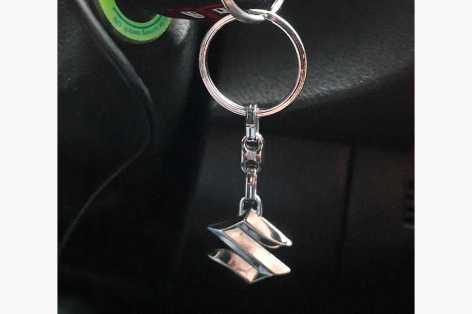 Suzuki Металлический брелок с логотипом Suzuki Image