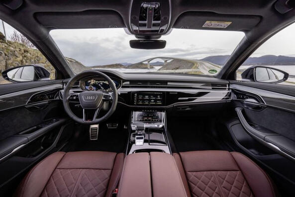 Обзор обновленного полноприводного седана Audi A8 фото 4