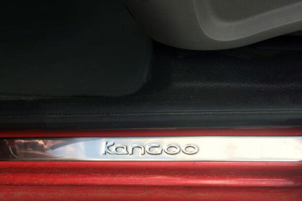 Стиль и защита: хромированные накладки на дверные пороги автомобиля