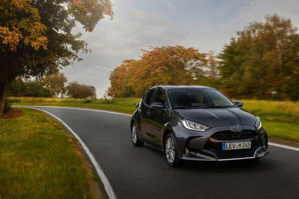 Обзор городского хэтчбека Mazda 2 Hybrid