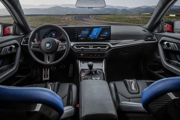 Обзор спортивного купе BMW M2 Coupe второго поколения фото 6