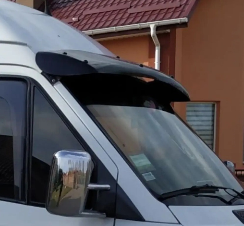 Дефлектор лобового стекла автомобиля: что это такое и как выбрать