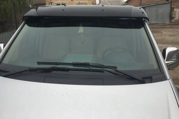 Дефлектор лобового стекла автомобиля: что это такое и как выбрать