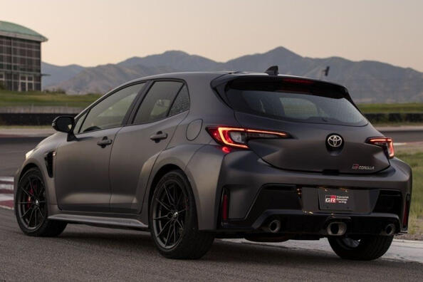 «Заряженный» полноприводный хэтчбек Toyota Corolla GR фото 3
