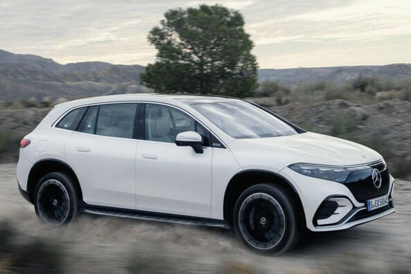 Обзор электрического премиального кроссовера Mercedes-Benz EQS фото 3