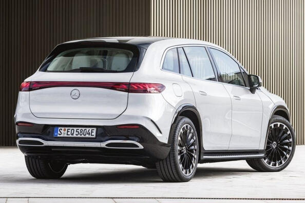 Обзор электрического премиального кроссовера Mercedes-Benz EQS фото 4