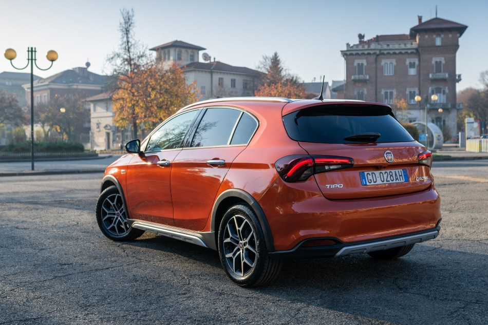 Обзор кроссоверного хэтчбека Fiat Tipo Cross