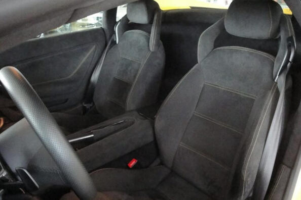 Как правильно ухаживать за сиденьями авто с алькантарой?