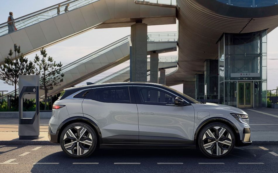 Обзор электрического хэтчбека Renault Megane E-Tech