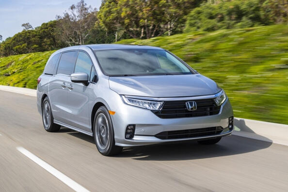 Honda Odyssey: семейный минивэн с уникальными особенностями
