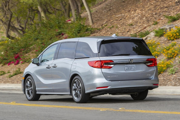 Honda Odyssey: семейный минивэн с уникальными особенностями фото 4
