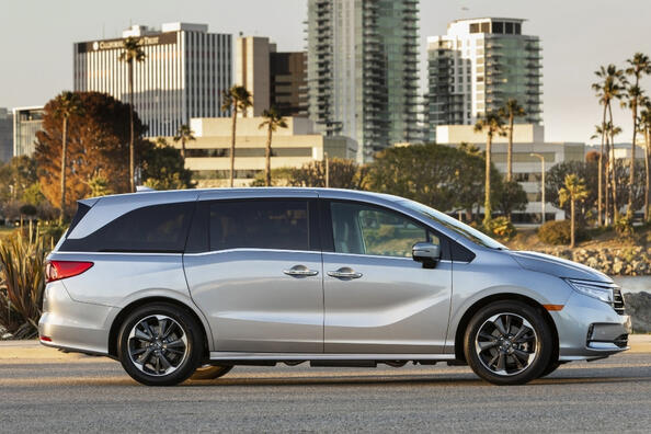 Honda Odyssey: семейный минивэн с уникальными особенностями фото 3