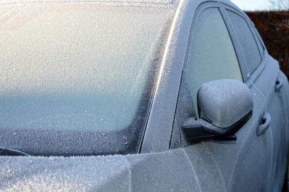 Как быстро и безопасно избавиться от льда на стекле авто?
