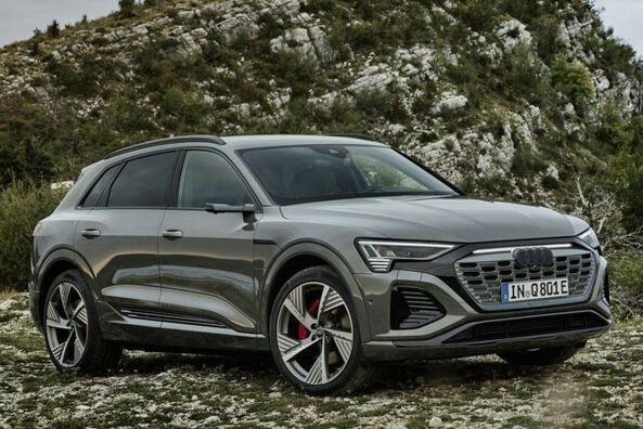 Электрический полноприводный кроссовер Audi Q8 e-tron